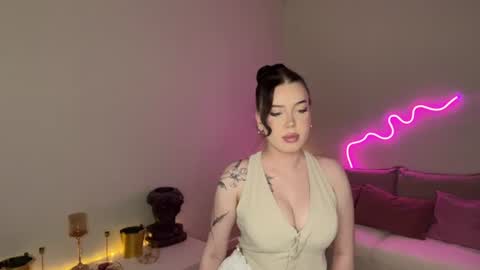 Snapshot of mistress_of_hearts chatting on June 14, 12:40 pm Mia online show from June 14, 12:40 pm