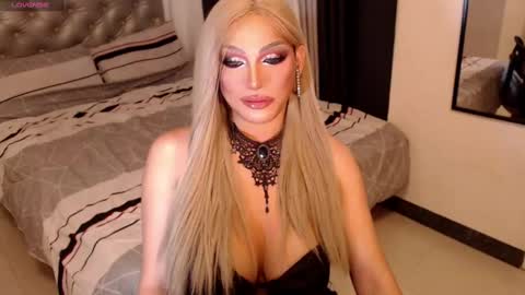 Snapshot of mistressemeraldxx chatting on March 3, 8:27 am Ms Ems online show from March 3, 8:27 am