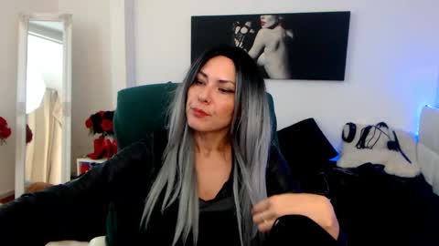 Snapshot of mistressevelyn_ chatting on December 5, 3:59 am MistressEvelyn online show from December 5, 3:59 am
