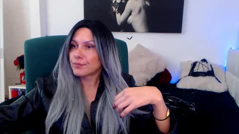 Snapshot of mistressevelyn_ chatting on December 9, 2:06 pm MistressEvelyn online show from December 9, 2:06 pm