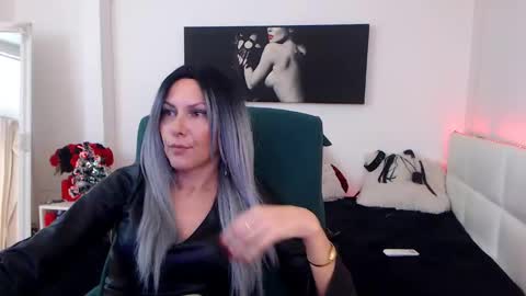 Snapshot of mistressevelyn_ chatting on December 10, 6:44 am MistressEvelyn online show from December 10, 6:44 am