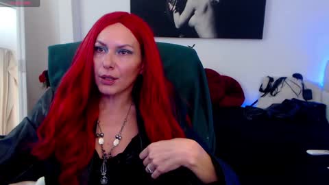 Snapshot of mistressevelyn_ chatting on December 13, 5:38 am MistressEvelyn online show from December 13, 5:38 am