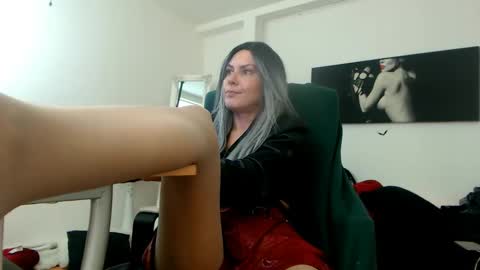 Snapshot of mistressevelyn_ chatting on December 15, 12:17 pm MistressEvelyn online show from December 15, 12:17 pm