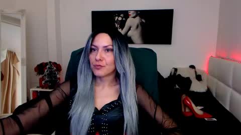 Snapshot of mistressevelyn_ chatting on December 16, 7:15 am MistressEvelyn online show from December 16, 7:15 am