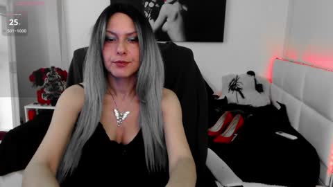 Snapshot of mistressevelyn_ chatting on December 17, 5:18 am MistressEvelyn online show from December 17, 5:18 am