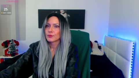 Snapshot of mistressevelyn_ chatting on December 18, 12:07 pm MistressEvelyn online show from December 18, 12:07 pm