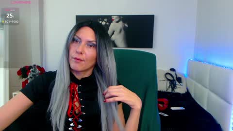 Snapshot of mistressevelyn_ chatting on December 19, 6:01 am MistressEvelyn online show from December 19, 6:01 am