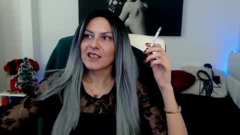 Snapshot of mistressevelyn_ chatting on December 20, 12:05 pm MistressEvelyn online show from December 20, 12:05 pm