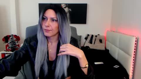 Snapshot of mistressevelyn_ chatting on December 23, 6:11 am MistressEvelyn online show from December 23, 6:11 am