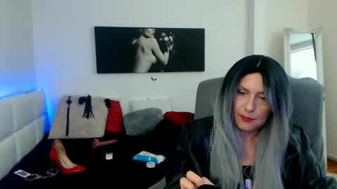 Snapshot of mistressevelyn_ chatting on January 12, 9:19 am MistressEvelyn online show from January 12, 9:19 am