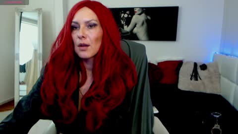 Snapshot of mistressevelyn_ chatting on January 13, 8:58 am MistressEvelyn online show from January 13, 8:58 am