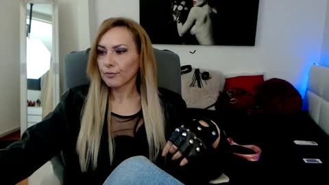 Snapshot of mistressevelyn_ chatting on January 14, 5:51 am MistressEvelyn online show from January 14, 5:51 am