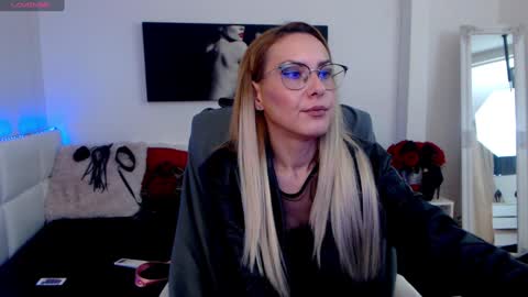 Snapshot of mistressevelyn_ chatting on January 14, 9:02 am MistressEvelyn online show from January 14, 9:02 am