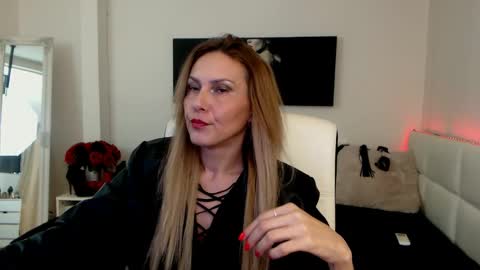 Snapshot of mistressevelyn_ chatting on January 18, 7:49 am MistressEvelyn online show from January 18, 7:49 am