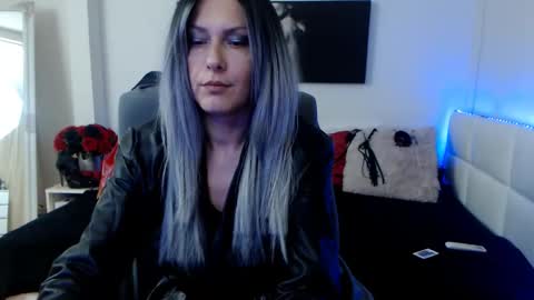 Snapshot of mistressevelyn_ chatting on January 22, 5:59 am MistressEvelyn online show from January 22, 5:59 am