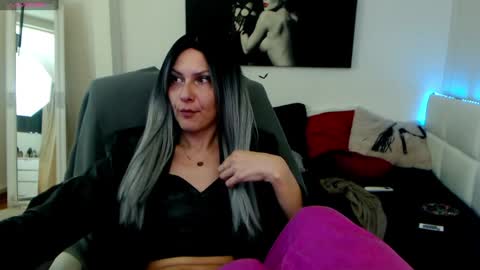 Snapshot of mistressevelyn_ chatting on January 28, 10:45 am MistressEvelyn online show from January 28, 10:45 am