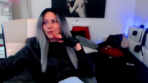 Snapshot of mistressevelyn_ chatting on January 31, 5:51 am MistressEvelyn online show from January 31, 5:51 am