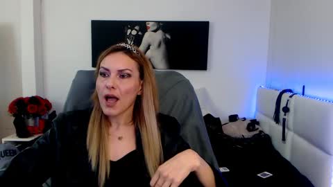 Snapshot of mistressevelyn_ chatting on February 2, 6:15 am MistressEvelyn online show from February 2, 6:15 am