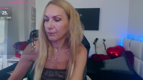Snapshot of mistressevelyn_ chatting on September 13, 6:35 am MistressEvelyn online show from September 13, 6:35 am