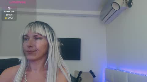 Snapshot of mistressevelyn_ chatting on September 27, 7:19 pm MistressEvelyn online show from September 27, 7:19 pm