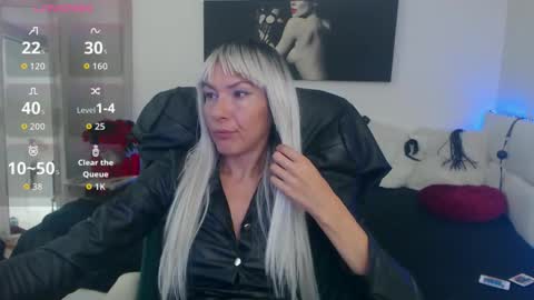 Snapshot of mistressevelyn_ chatting on October 7, 7:27 am MistressEvelyn online show from October 7, 7:27 am
