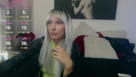 Snapshot of mistressevelyn_ chatting on October 16, 7:42 am MistressEvelyn online show from October 16, 7:42 am