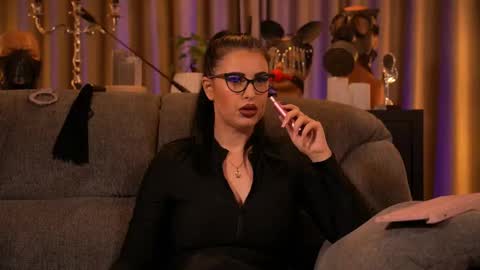 Snapshot of mistresskellykent chatting on September 20, 12:11 am Mistress Kelly online show from September 20, 12:11 am