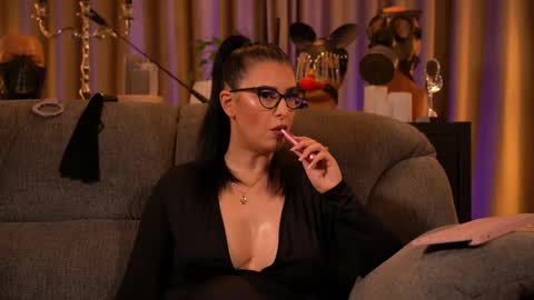 Snapshot of mistresskellykent chatting on September 21, 1:07 am Mistress Kelly online show from September 21, 1:07 am