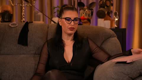 Snapshot of mistresskellykent chatting on September 21, 10:55 pm Mistress Kelly online show from September 21, 10:55 pm