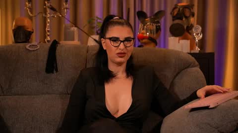 Snapshot of mistresskellykent chatting on September 25, 11:52 pm Mistress Kelly online show from September 25, 11:52 pm