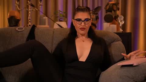 Snapshot of mistresskellykent chatting on September 26, 10:36 pm Mistress Kelly online show from September 26, 10:36 pm