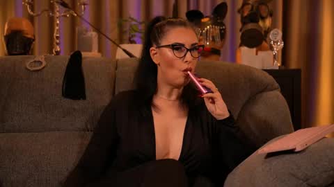 Snapshot of mistresskellykent chatting on October 3, 11:57 pm Mistress Kelly online show from October 3, 11:57 pm