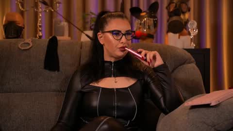 Snapshot of mistresskellykent chatting on October 4, 8:29 pm Mistress Kelly online show from October 4, 8:29 pm