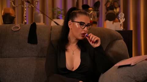 Snapshot of mistresskellykent chatting on October 6, 12:08 am Mistress Kelly online show from October 6, 12:08 am