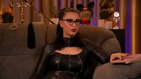 Snapshot of mistresskellykent chatting on October 11, 9:24 pm Mistress Kelly online show from October 11, 9:24 pm