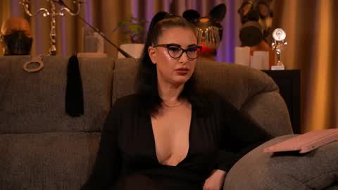 Snapshot of mistresskellykent chatting on October 13, 10:32 pm Mistress Kelly online show from October 13, 10:32 pm