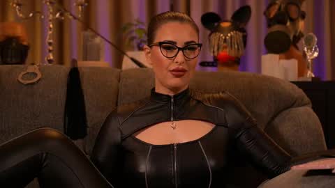 Snapshot of mistresskellykent chatting on October 17, 9:39 pm Mistress Kelly online show from October 17, 9:39 pm