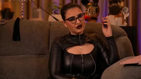 Snapshot of mistresskellykent chatting on October 24, 11:45 pm Mistress Kelly online show from October 24, 11:45 pm