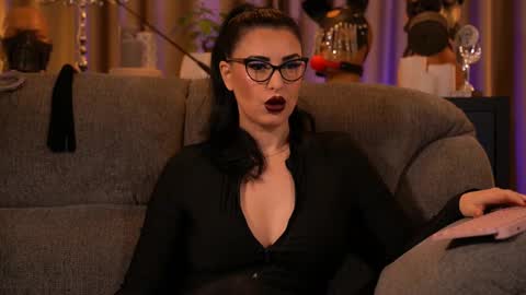 Snapshot of mistresskellykent chatting on October 25, 11:43 pm Mistress Kelly online show from October 25, 11:43 pm