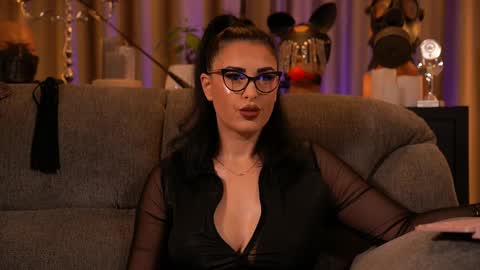 Snapshot of mistresskellykent chatting on November 1, 11:29 pm Mistress Kelly online show from November 1, 11:29 pm