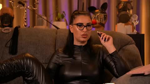 Snapshot of mistresskellykent chatting on November 21, 9:46 pm Mistress Kelly online show from November 21, 9:46 pm