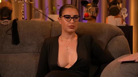 Snapshot of mistresskellykent chatting on November 23, 12:10 am Mistress Kelly online show from November 23, 12:10 am