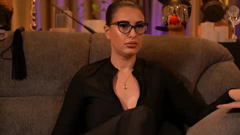 Snapshot of mistresskellykent chatting on November 23, 11:59 pm Mistress Kelly online show from November 23, 11:59 pm