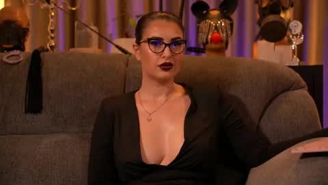 Snapshot of mistresskellykent chatting on November 28, 2:03 am Mistress Kelly online show from November 28, 2:03 am