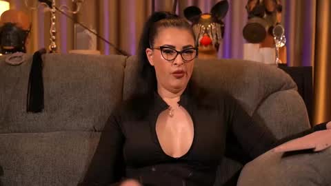 Snapshot of mistresskellykent chatting on December 3, 8:51 pm Mistress Kelly online show from December 3, 8:51 pm