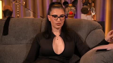 Snapshot of mistresskellykent chatting on December 13, 10:15 pm Mistress Kelly online show from December 13, 10:15 pm