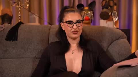 Snapshot of mistresskellykent chatting on December 18, 1:33 am Mistress Kelly online show from December 18, 1:33 am