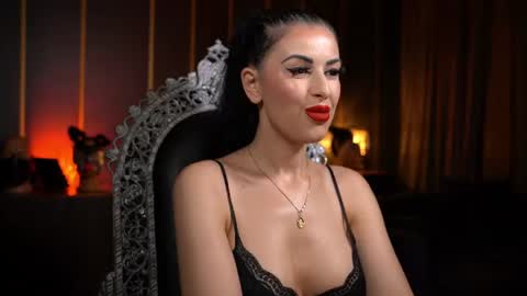 Snapshot of mistresskellykent chatting on June 25, 9:30 pm Mistress Kelly online show from June 25, 9:30 pm