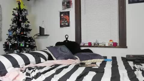 Snapshot of mistresslynn13 chatting on December 25, 4:22 am MistressLynn online show from December 25, 4:22 am