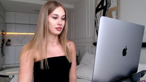 Snapshot of mistressuniverse chatting on May 13, 11:18 am mistressuniverse online show from May 13, 11:18 am